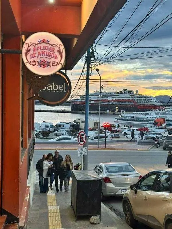 Cartel de Isabel Cocina al Disco en el frente del restaurante de Ushuaia