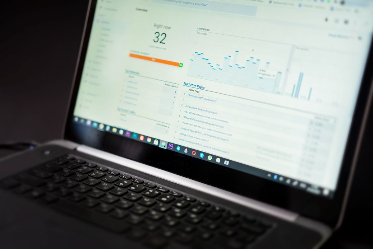 Pantalla de una notebook con un panel de analítica de tráfico web